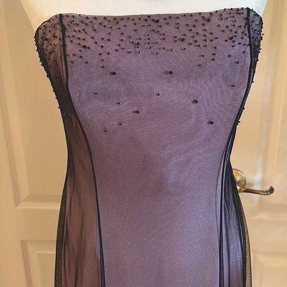 Adrianna Papell Lavender & Black Strapless Evening Gown; Size 6. - Picture 3 of 6